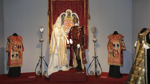 Trajes en la exposición sobre Isabel la Católica en Córdoba