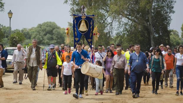 La Virgen del Rocío abraza a los presos y sus familias