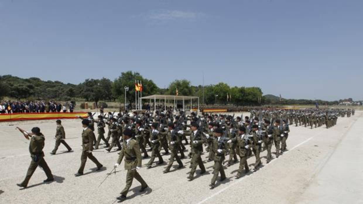 Desfile militar de la brigada en Cerro Muriano