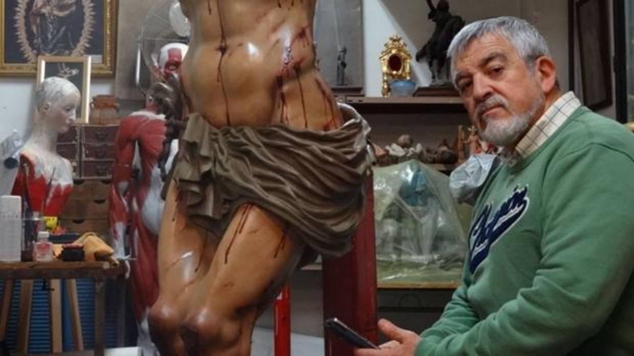 Juan Manuel Miñarro, junto al Cristo de la Fundación