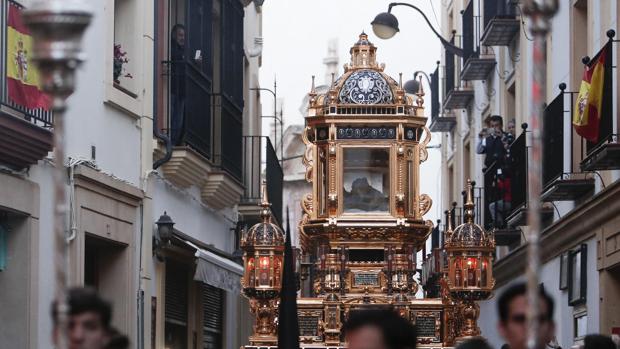 Así fue el paso del Santo Sepulcro de Córdoba por la calle Deanes