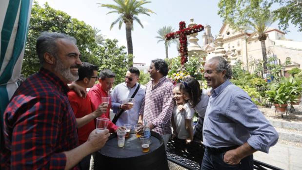 Ambiente en la cruz de la plaza del Cristo de Gracia de Córdoba