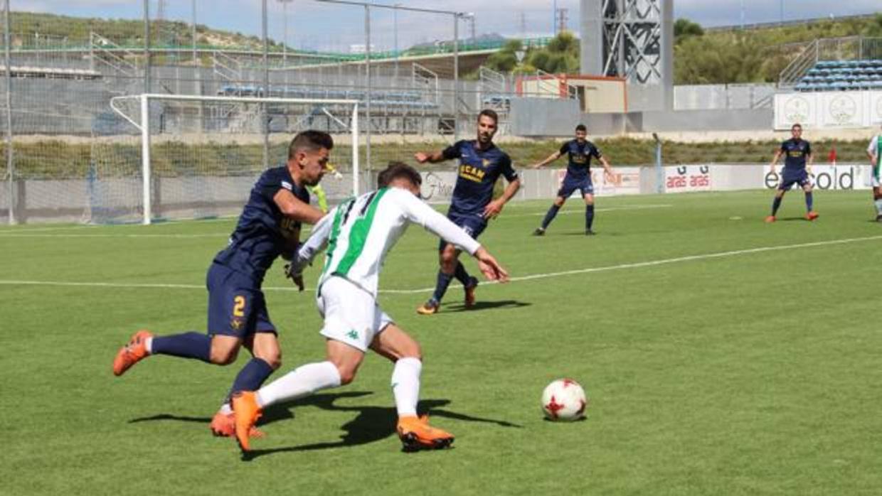 David Moreno intenta marcharse de un rival en el Córdoba B-UCAM Murcia