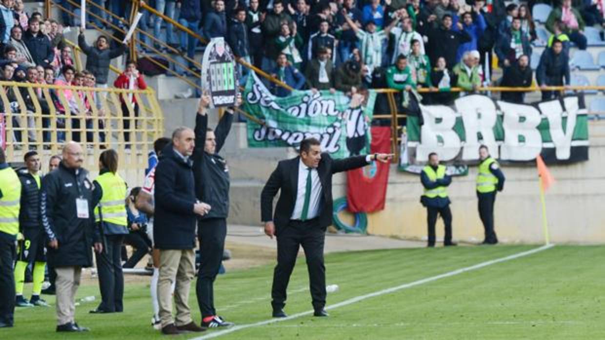 El entrenador del Córdoba CF, José Ramón Sandoval, da instrucciones en el Reino de León