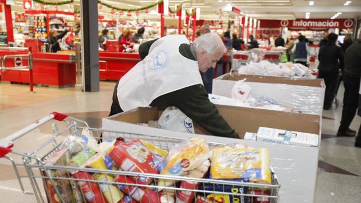 Una campaña del Banco de Alimentos en un supermercado cordobés, en diciembre del año pasado
