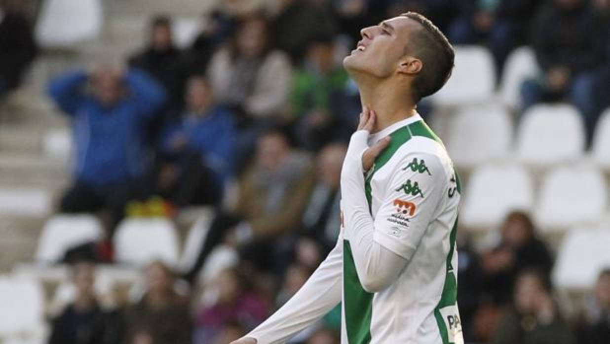 El máximo goleador del Córdoba CF, Sergi Guardiola, se toca el cuello