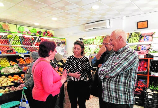 Isabel Ambrosio visita un comercio en el barrio de Fátima