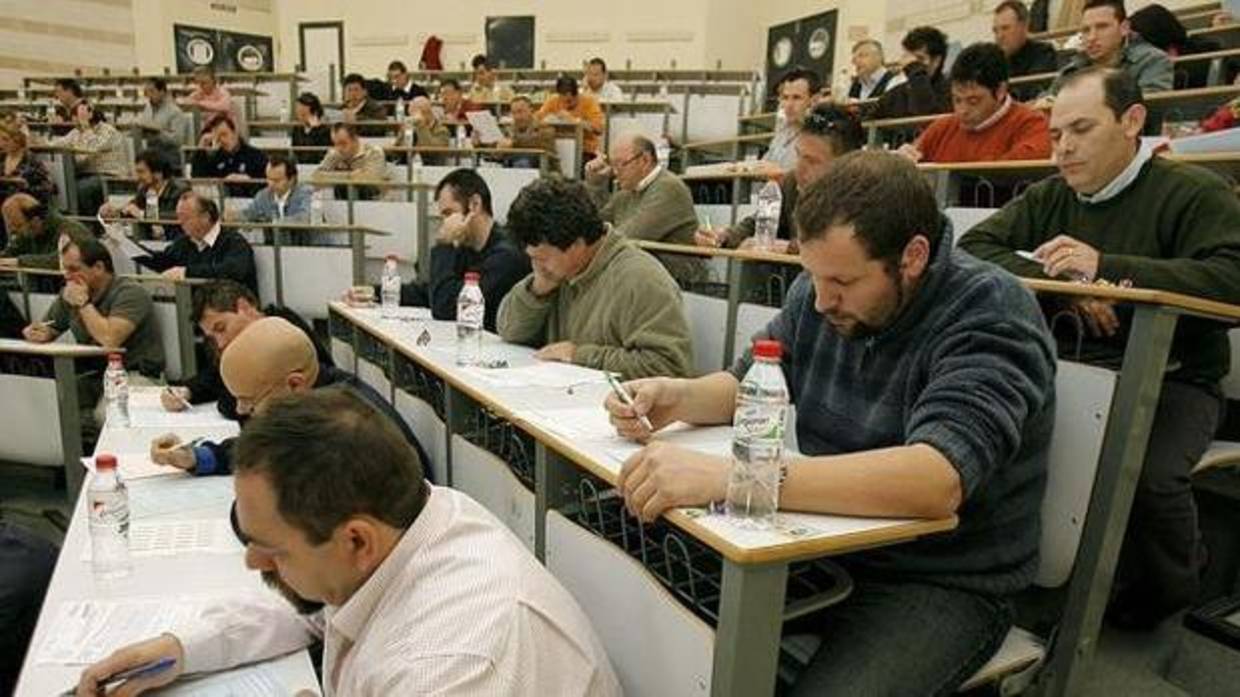 Opositores se examinan en Córdoba