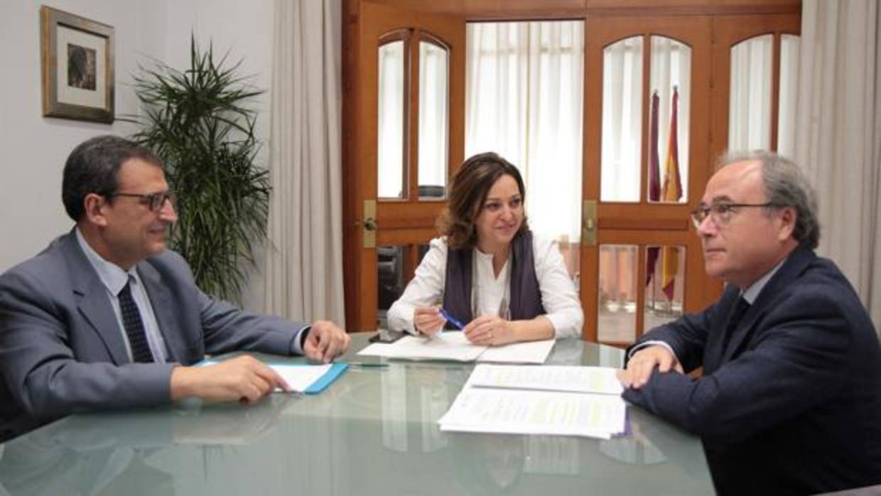 La alcaldesa de Córdoba con el presidente de CECO, durante la reunión