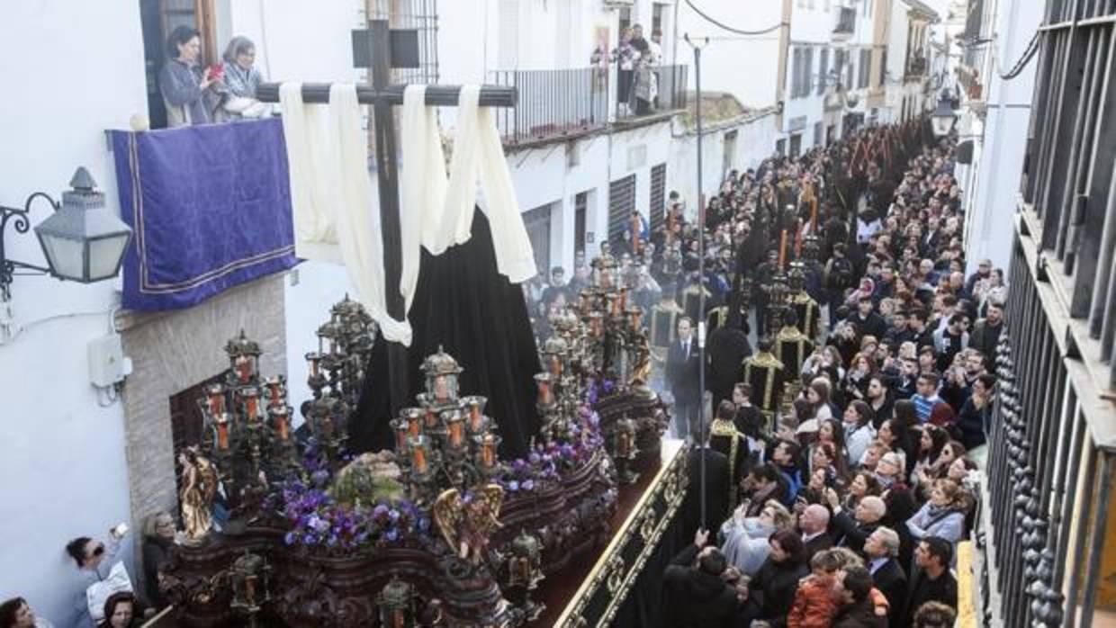 Santa Cruz en el paso de la Virgen de la Soledad