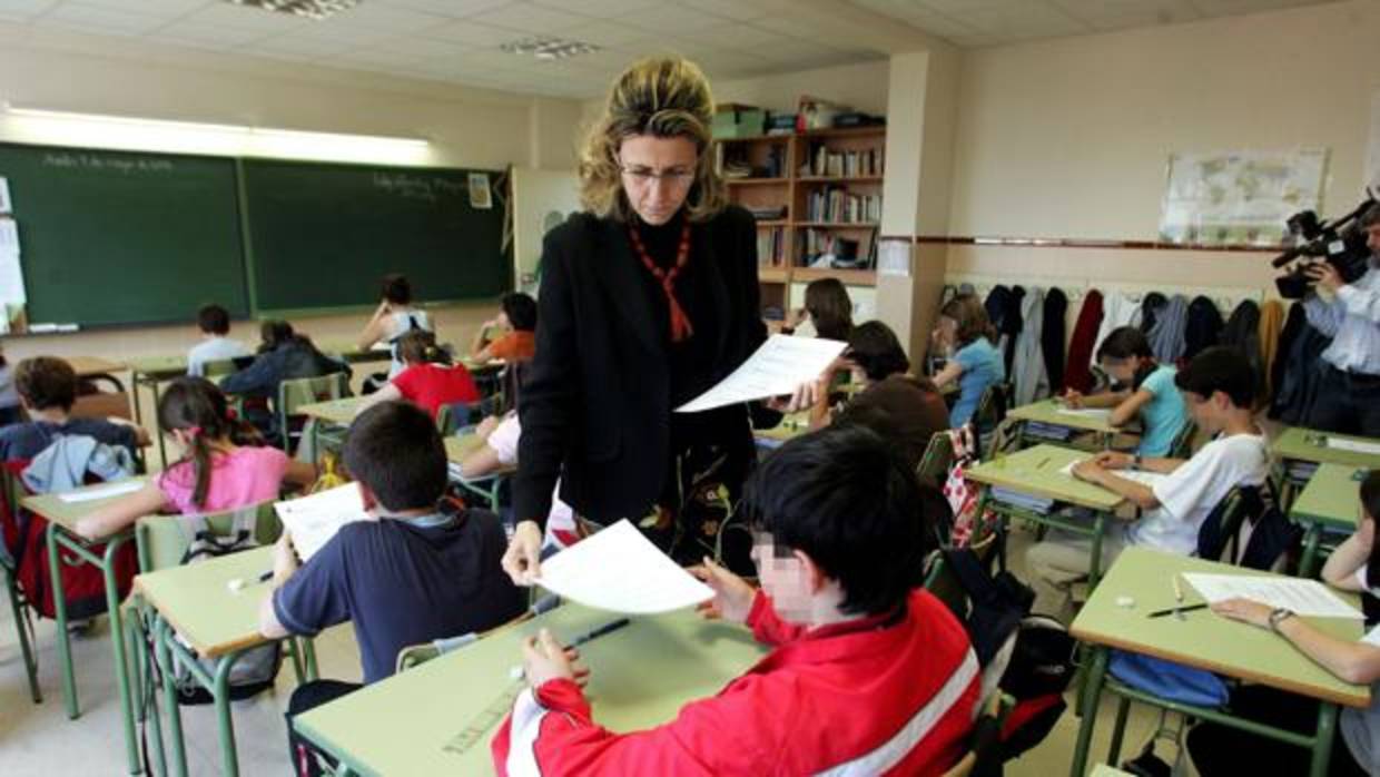 Una profesora reparte una prueba de nivel a sus alumnos