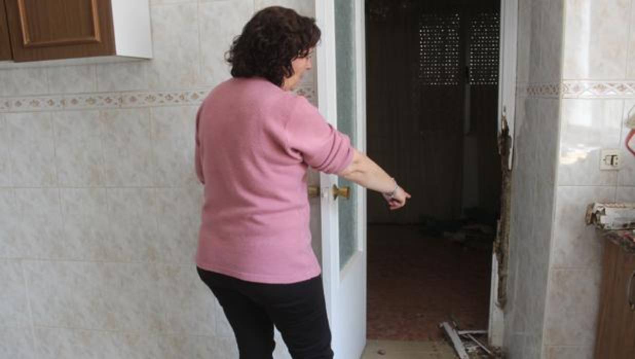 Una vecina de Castro del Río señala los destrozos causados por las termitas en su vivienda