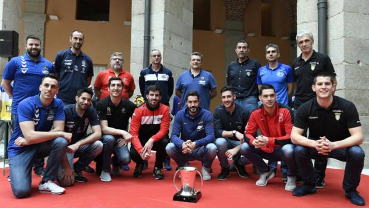 Técnicos y jugadores de los equipos que disputan la Copa, con Ruiz y Rudovic, del Ximénez (3º por izquierda)