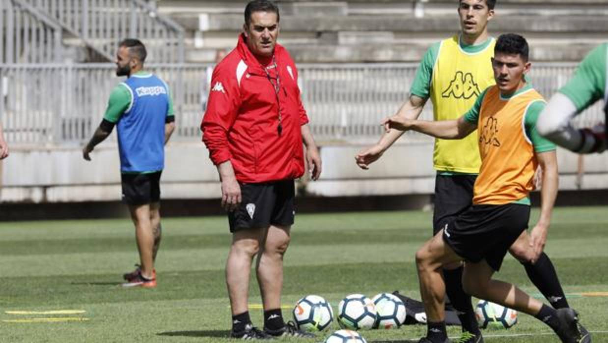 El entrenador del Córdoba CF, José Ramón Sandoval, en el entrenamiento