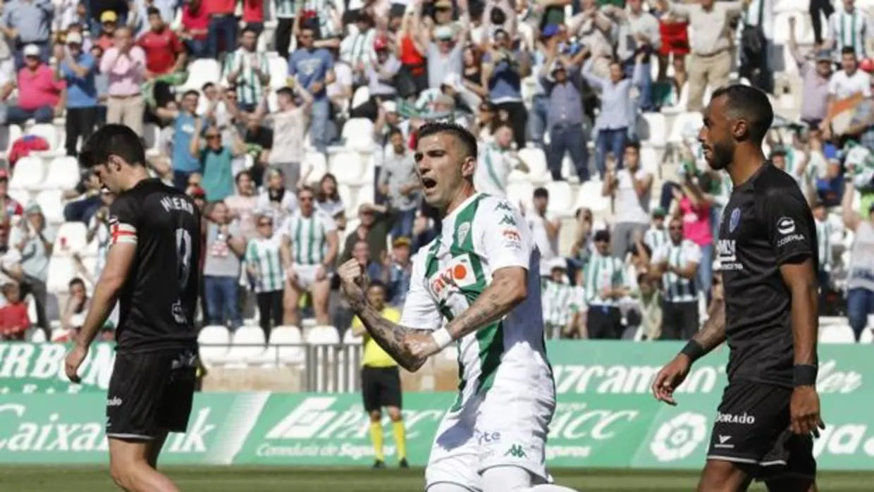 José Antonio Reyes celebra su diana de penalti con el Córdoba CF ante el Huesca