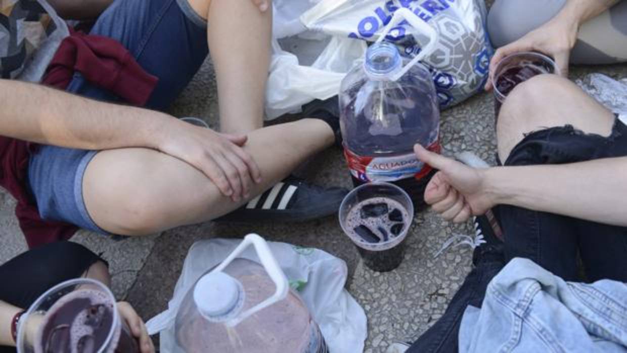 Jóvenes en un botellón