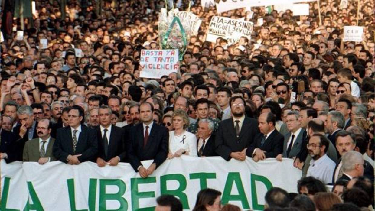 Manifestación en Sevilla con motivo de la muerte de Miguel Ángel Blanco en 1997, con Manuel Chaves a la cabeza