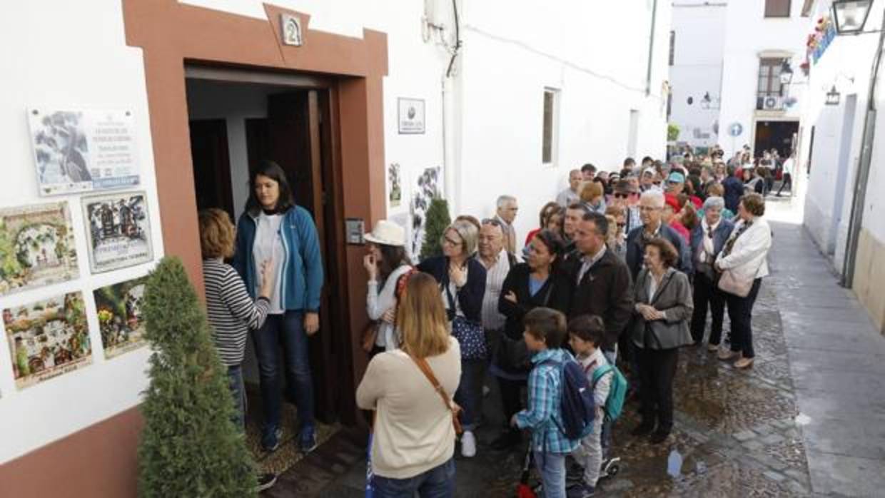 Colas ante uno de los Patios que participa en el concurso