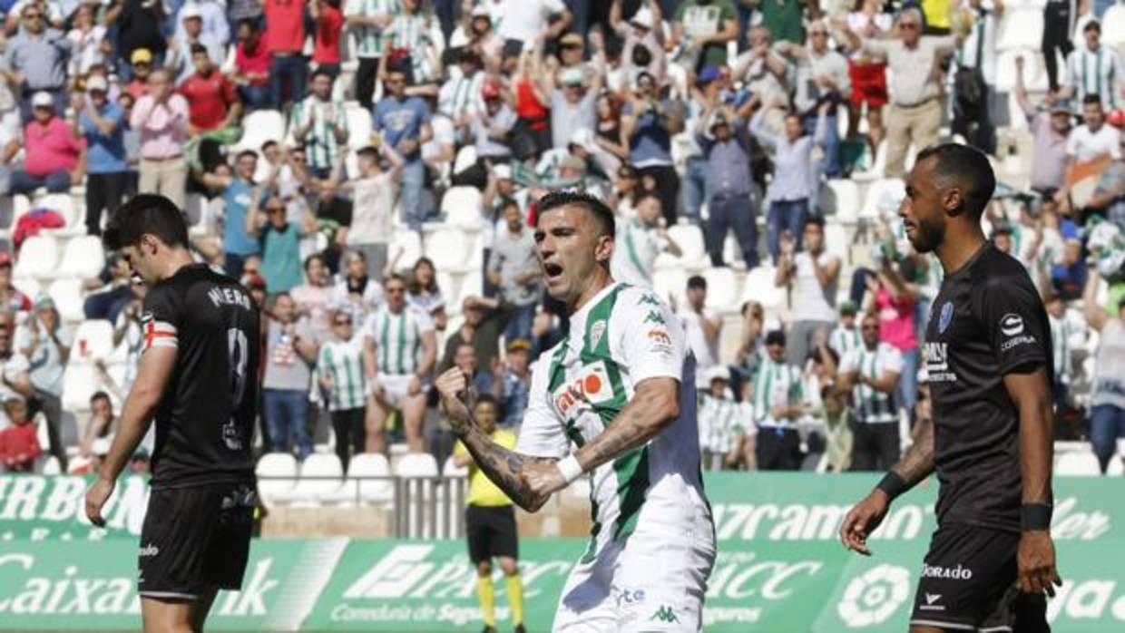 Reyes celebra el gol anotado ante el Huesca