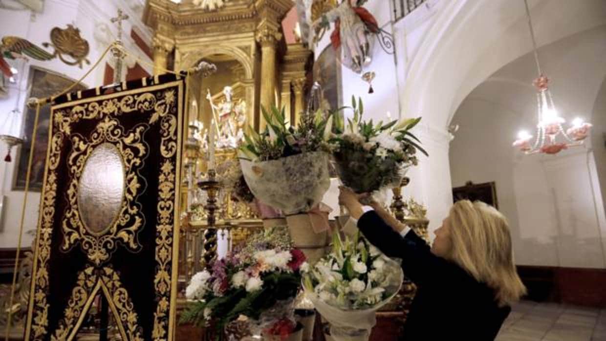 Flores depositadas a los pies de San Rafael en su ofrenda en la iglesia del Juramento de Córdoba