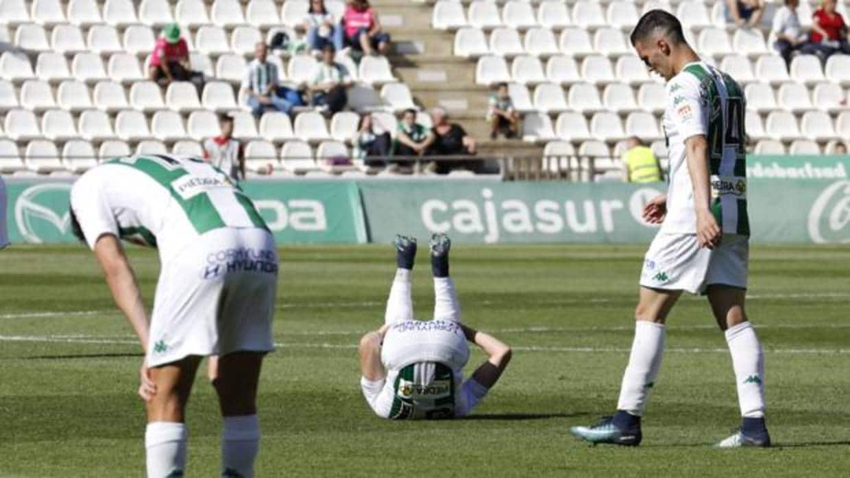 Decepción de varios jugadores del Córdoba CF tras encajar un gol ante el Huesca