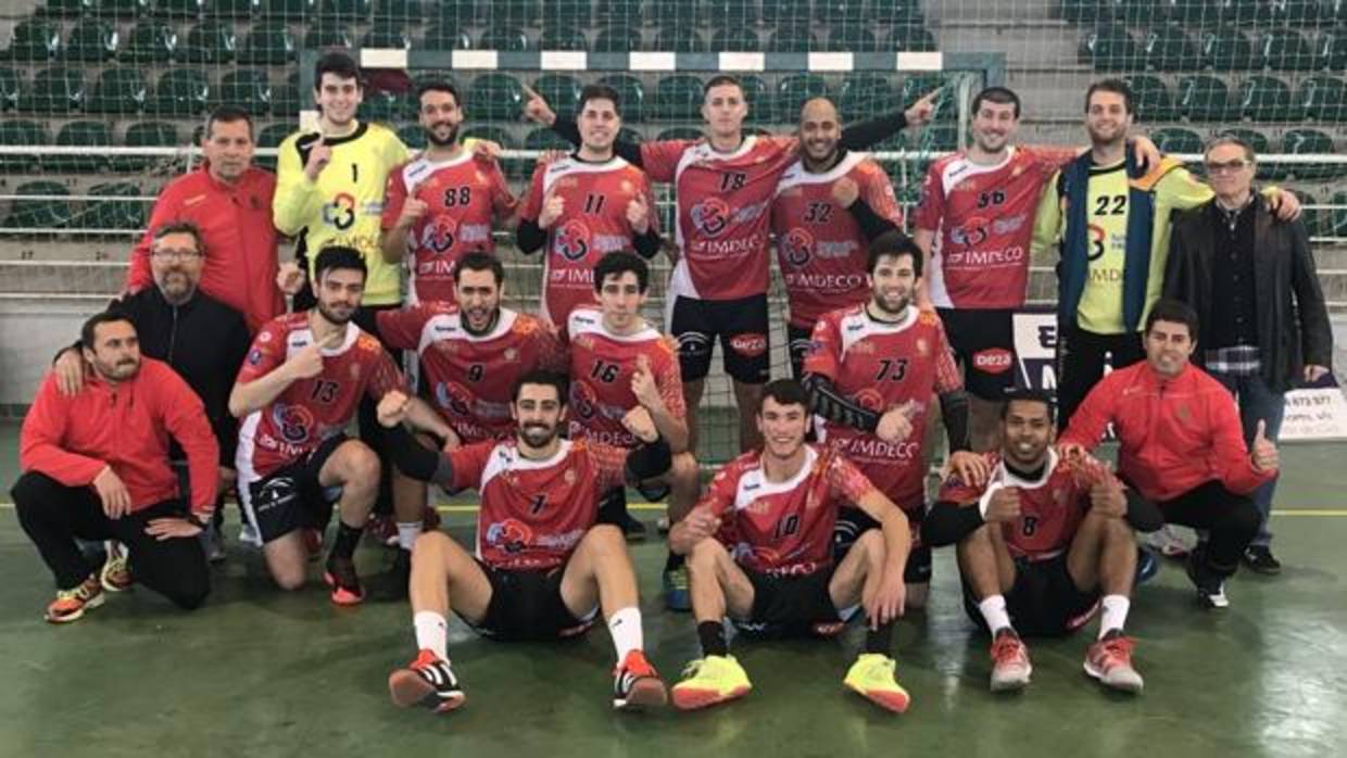 La plantilla del Cajasur Córdoba de balonmano celebra la clasificación para la fase de ascenso