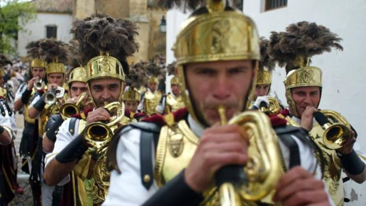 Centuria romana abriendo el cortejo de la hermandad del Resucitado