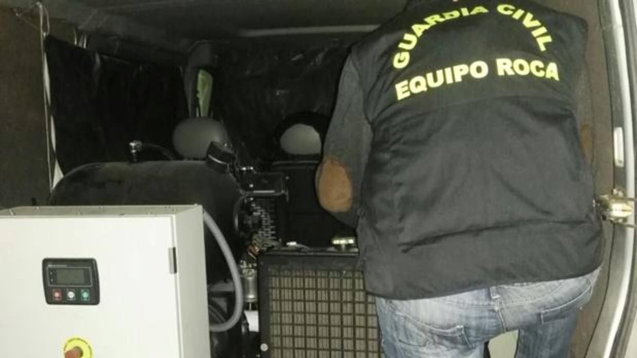 Equipo Roca de la Guardia Civil con material recuperado a la banda