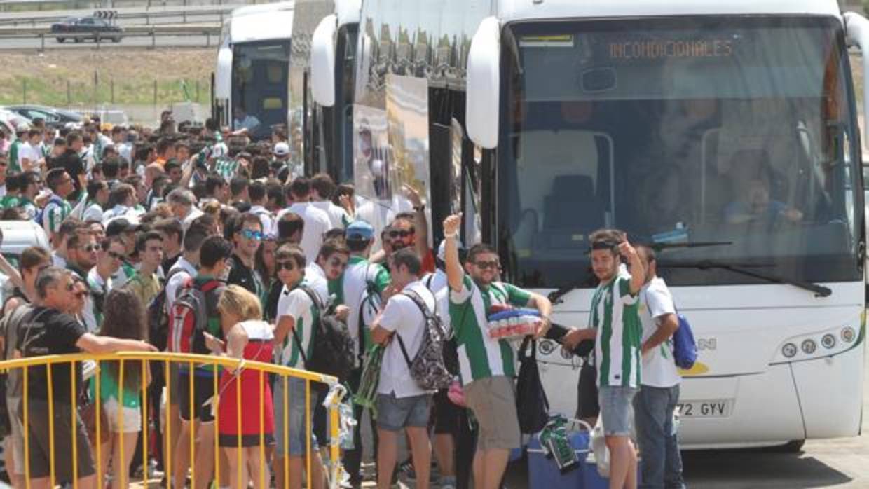 La salida de seguidores del Córdoba CF en autocar a un desplazamiento del equipo