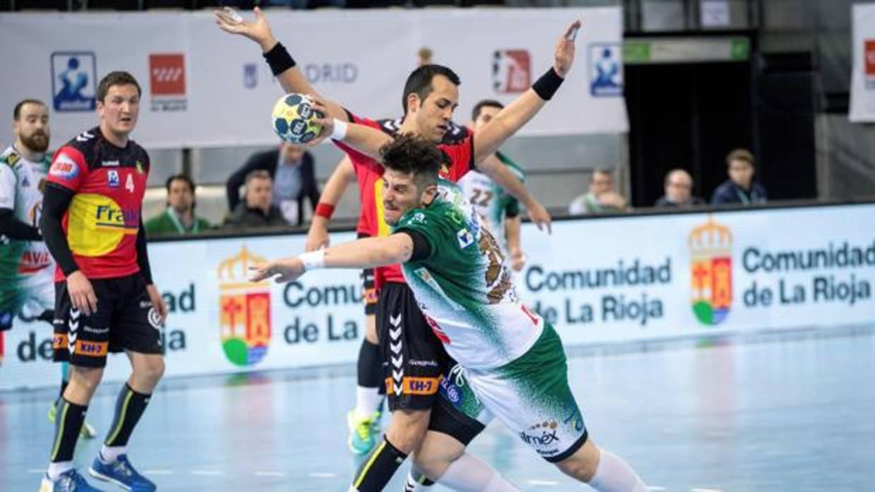 Tomás Moreira intenta lanzar durante el encuentro ante el Fraikin Granollers de Copa