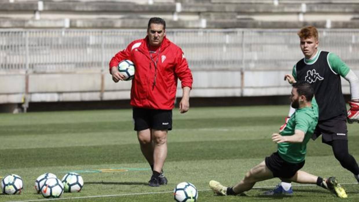 José Ramón Sandoval presencia un entrenamiento de la primera plantilla blanquiverde