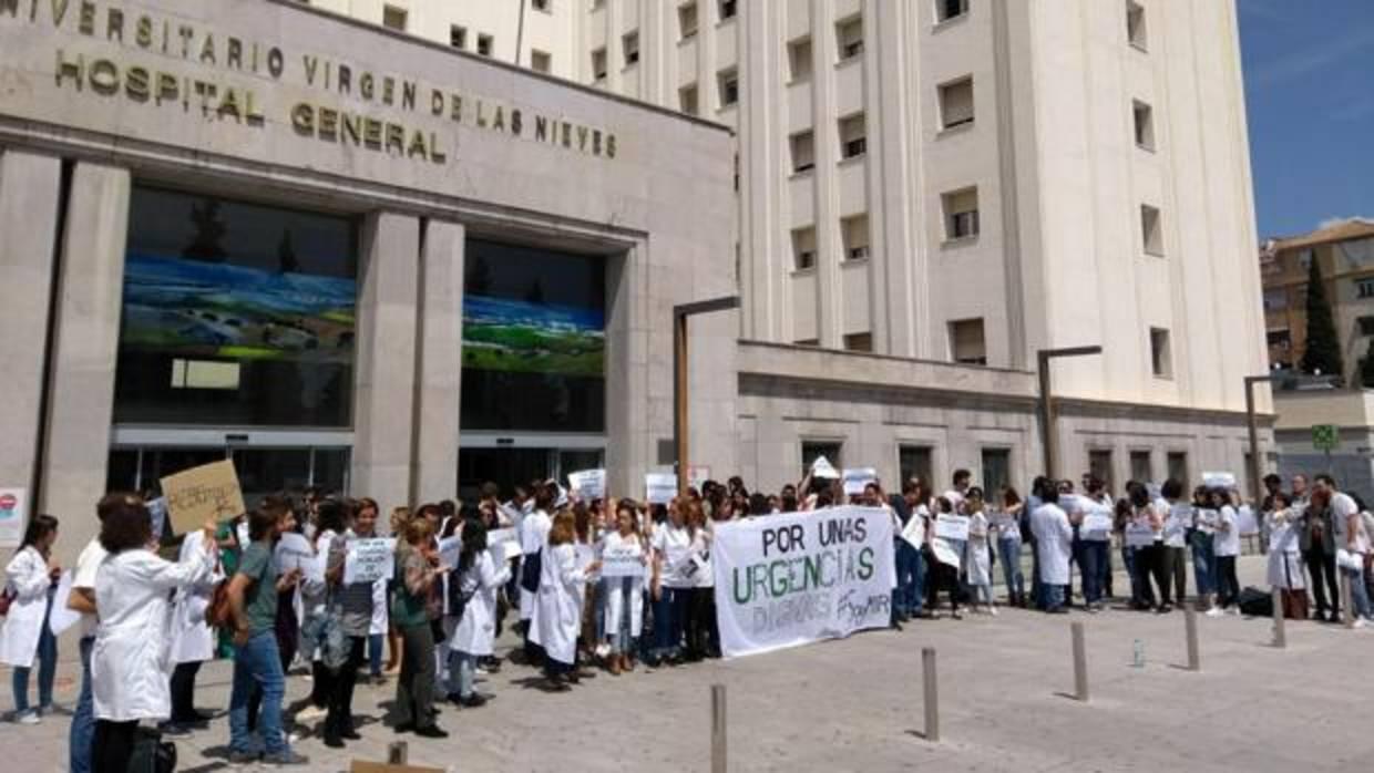 Los MIR, este viernes, a las puertas del Hospital Virgen de las Nieves de Granada.