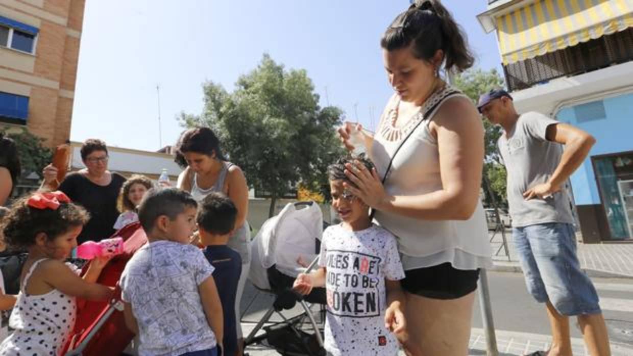 Madres refrescando a sus hijos a la salida del colegio en Córdoba