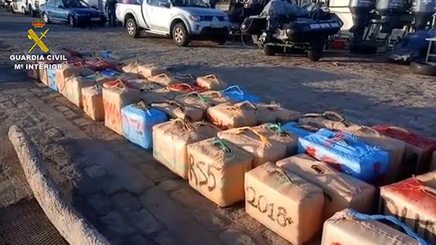 Cuatro detenidos y más de dos mil kilos de hachís intervenidos en alta mar en Huelva