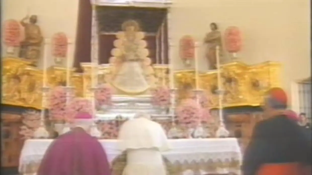 San Juan Pablo II orando ante la Virgen del Rocío