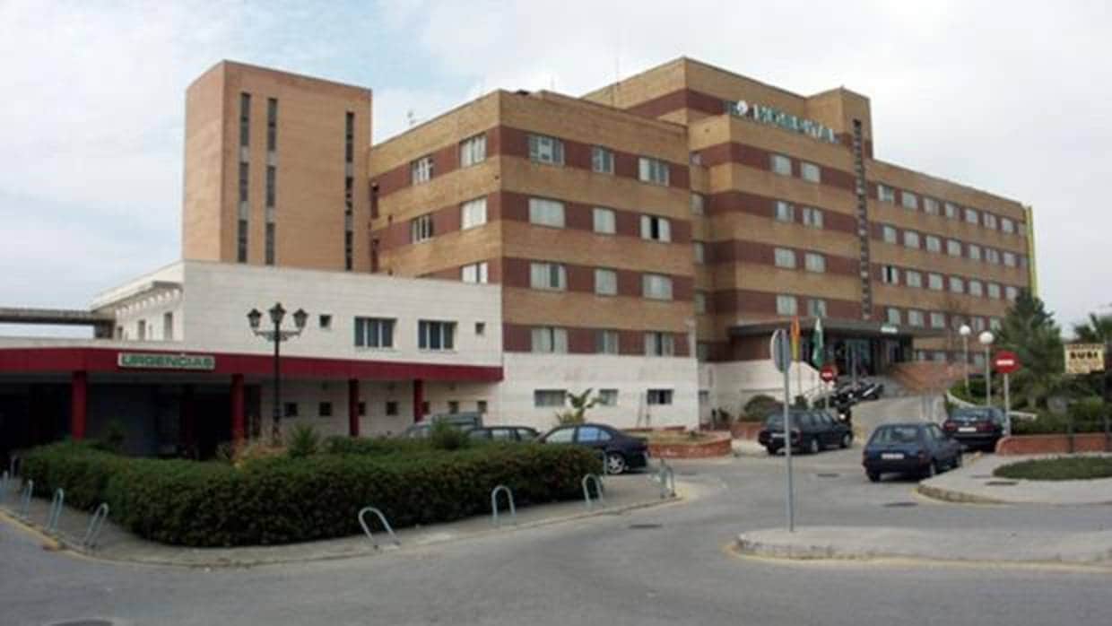 Imagen del hospital de La Línea, donde se produjo el asalto