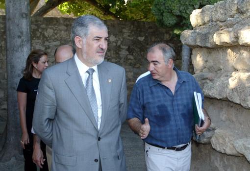 El fiscal general del Estado visita las parcelas junto a Medina Azahara en 2004