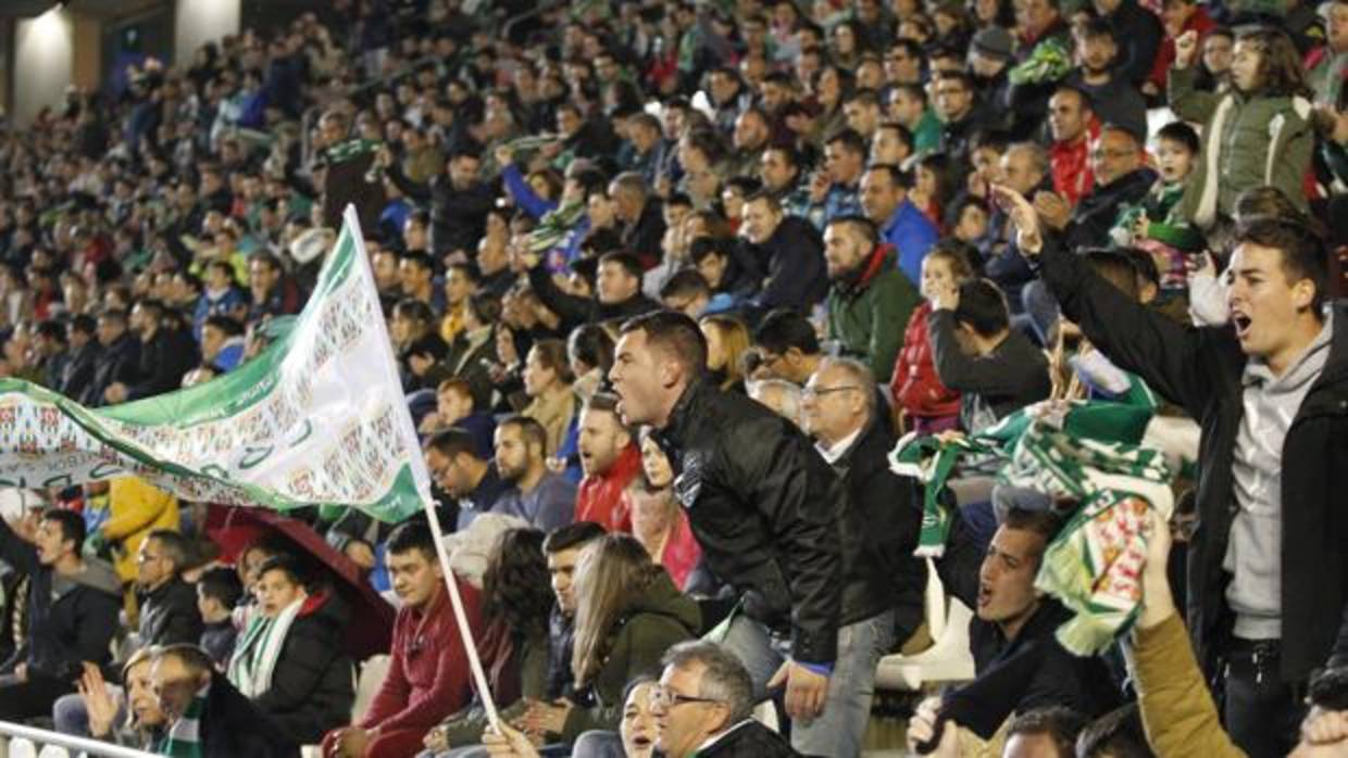 Seguidores del Córdoba CF espolean al equipo blanquiverde desde la grada de El Arcángel