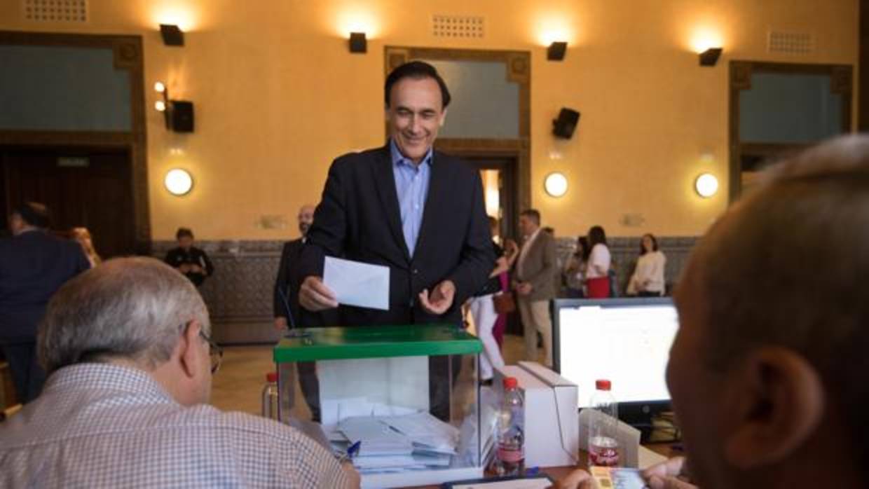 José Carlos Gómez Villamandos vota en las elecciones de la Universidad de Córdoba