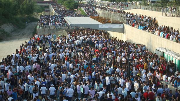 El macrobotellón de la Feria de Córdoba: más de 50.000 kilos de basura y 20 trabajadores para quitarla