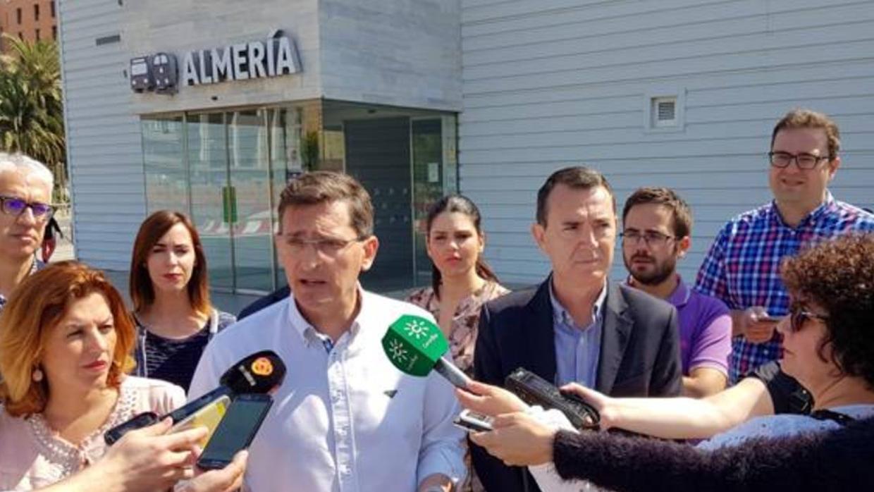 El secretario provincial del PSOE, José Luis Sánchez Teruel atendiendo a medios.