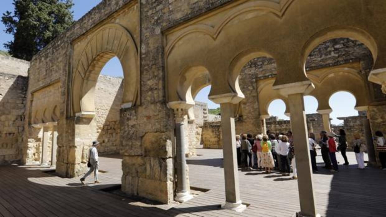 Turistas en el interior del Alcázar de Medina Azahara