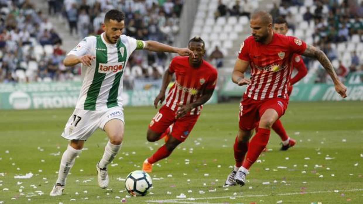 Fernández porfía a Nano en una acción del Córdoba CF-Almería de este domingo en El Arcángel