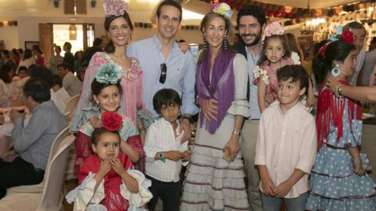 Una familia con niños en la Feria de Córdoba