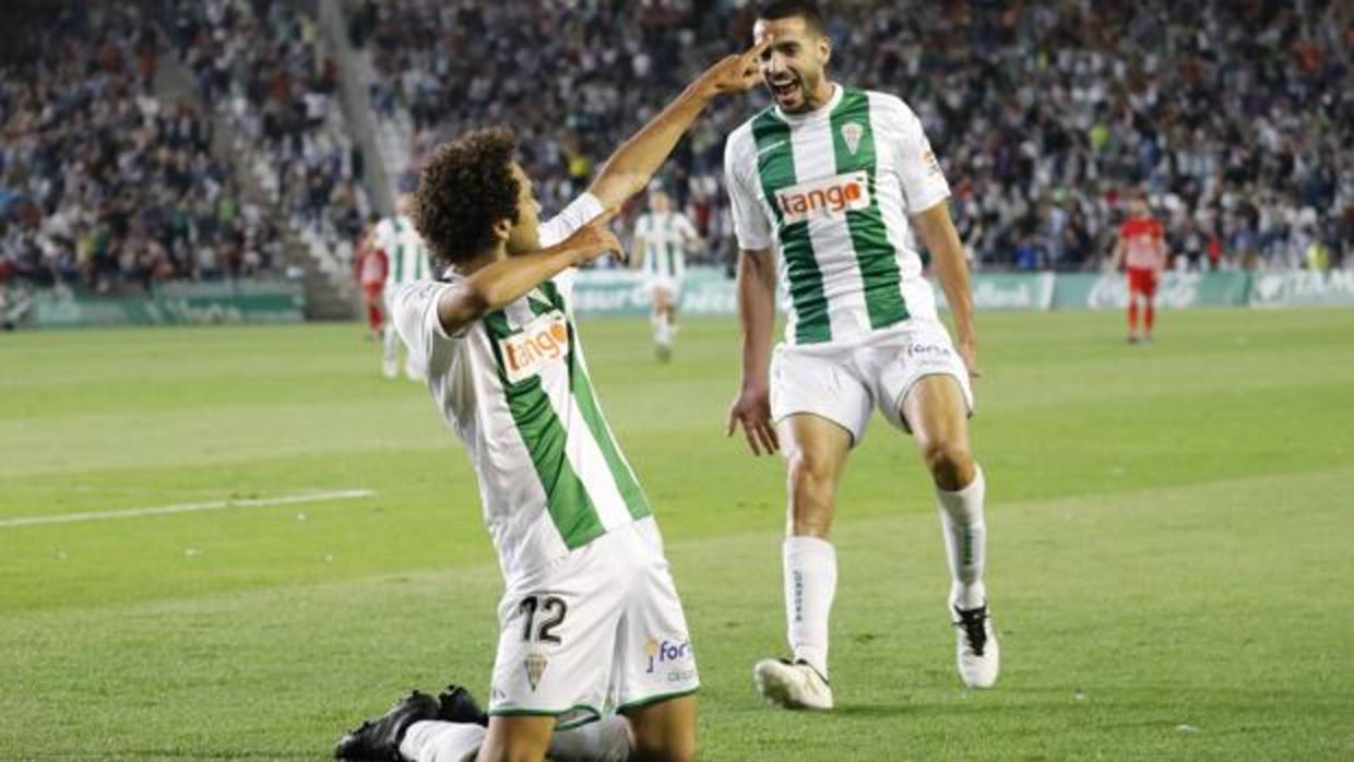 Quim Araujo celebra el 2-0 ante el Almería con Vallejo