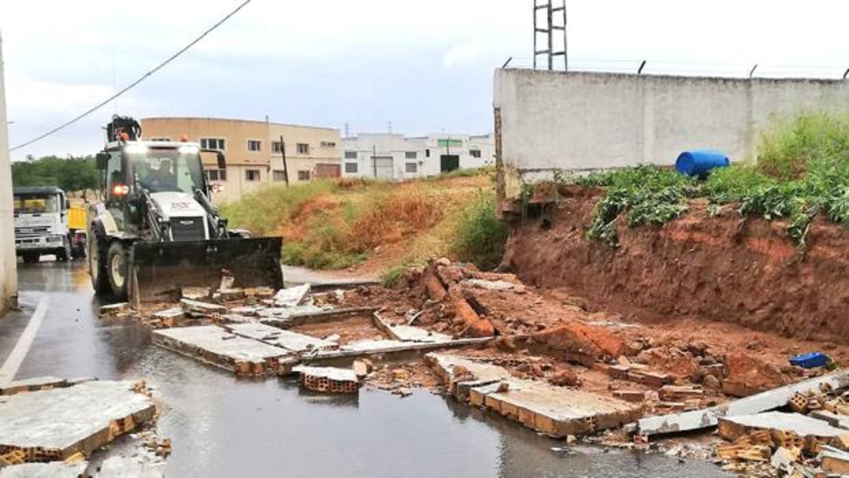 Retirada de escombros tras la tromba de agua en Lucena