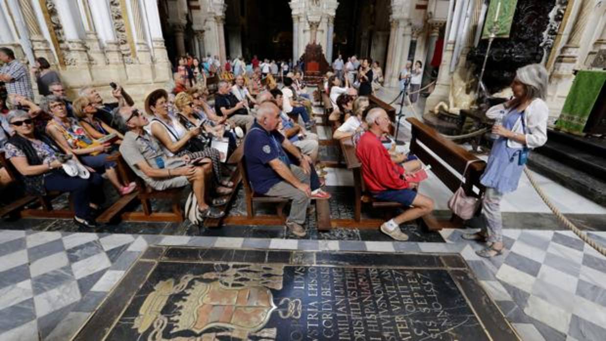 Turistas siguen las explicaciones de una guía en la Mezquita-Catedral