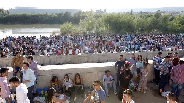 Feria de Córdoba | El botellón toma hoy el Balcón del Guadalquivir bajo un férreo control policial