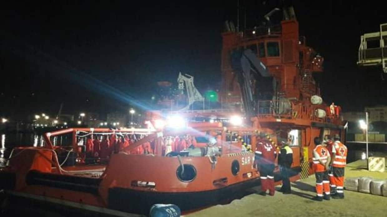 Imagen del buque «SAR Mastelero», que rescató a 94 personas de dos pateras en el mar de Alborán