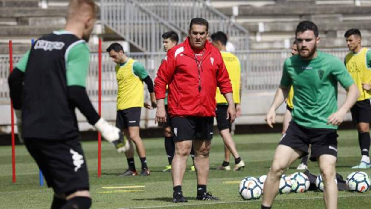El entrenador del Córdoba CF, José Ramón Sandoval, sigue a los jugadores en el entrenamiento